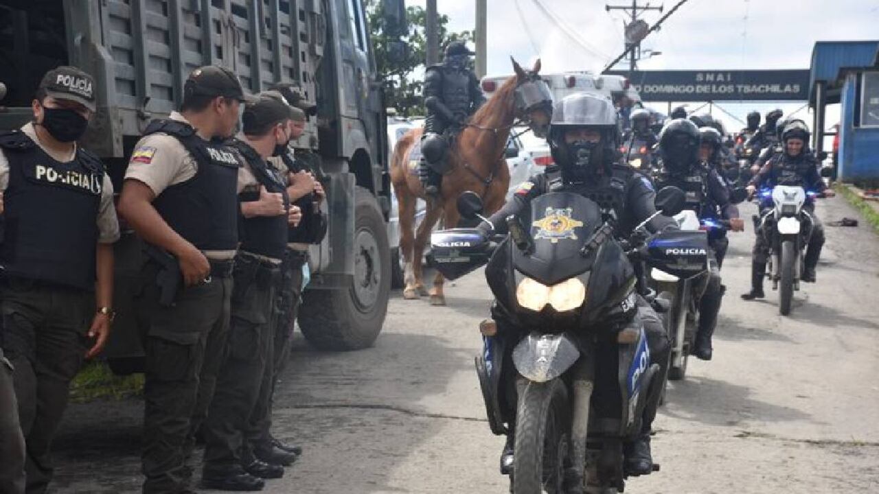 Autoridades ofrecen millonarias recompensas por información para ubicar a 20 reos que permanecen prófugos tras el motín.