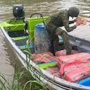 En una motonave tipo langostera, tres personas llevaban la droga.