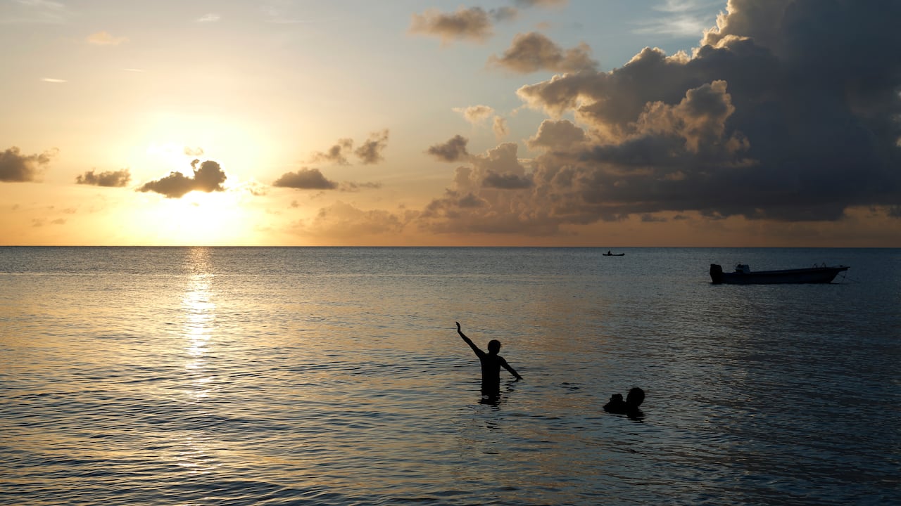 El Departamento Archipiélago de San Andrés, Providencia y Santa Catalina opera de manera distinta al resto del país en lo que respecta a la regulación de las actividades de acuicultura y pesca.