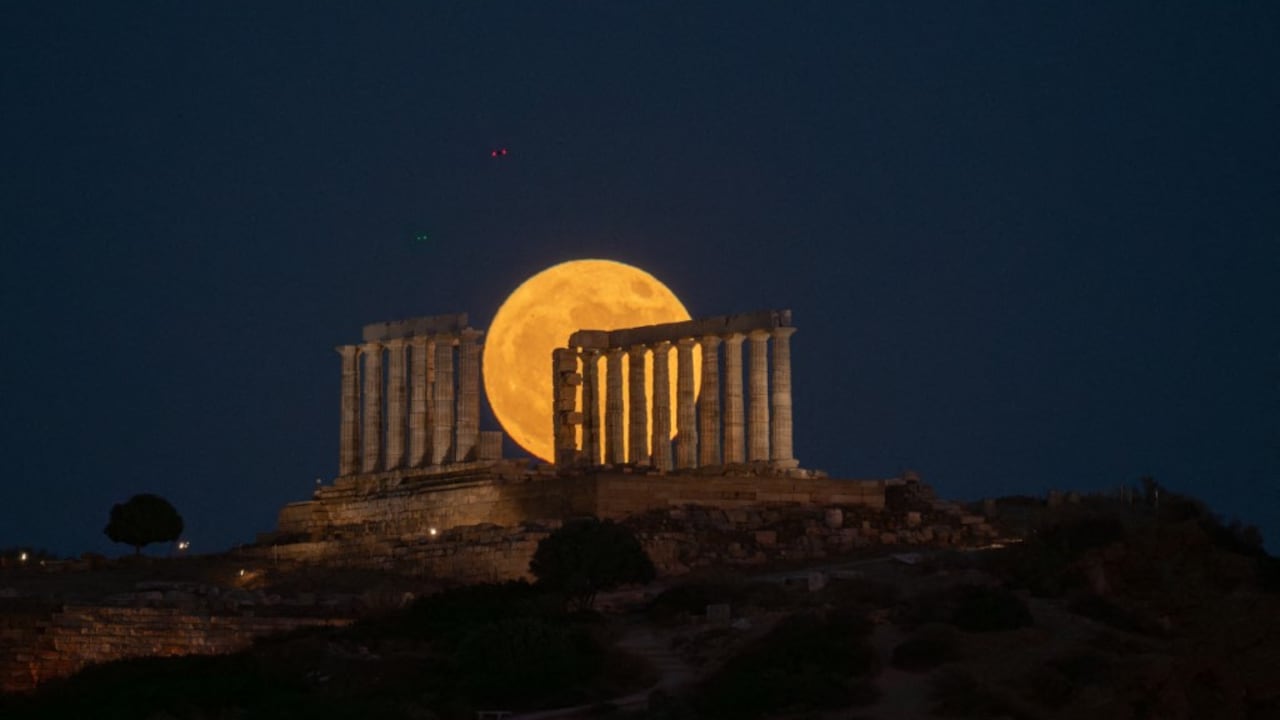 La Luna llena de junio dejó una imagen inolvidable sobre uno de los monumentos más famosos de Grecia.