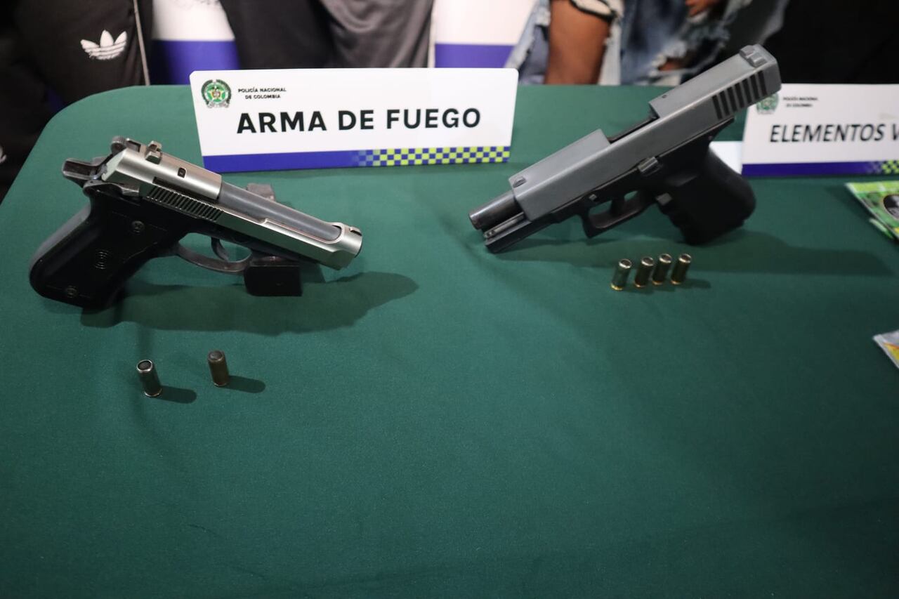 Armas de fuego y otros elementos fueron incautados por los uniformados.