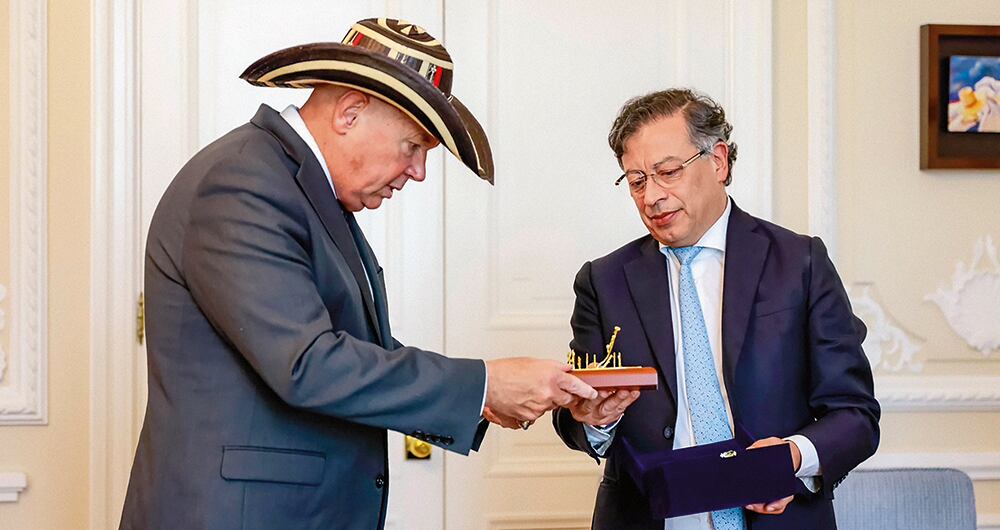 En un encuentro en la Casa de Nariño, el presidente Petro le obsequió la costosa balsa muisca al encargado de negocios de Estados Unidos, John McNamara. En el encuentro, según el mandatario, hablaron de Cien años de soledad y de las Fuerzas Especiales del Ejército.