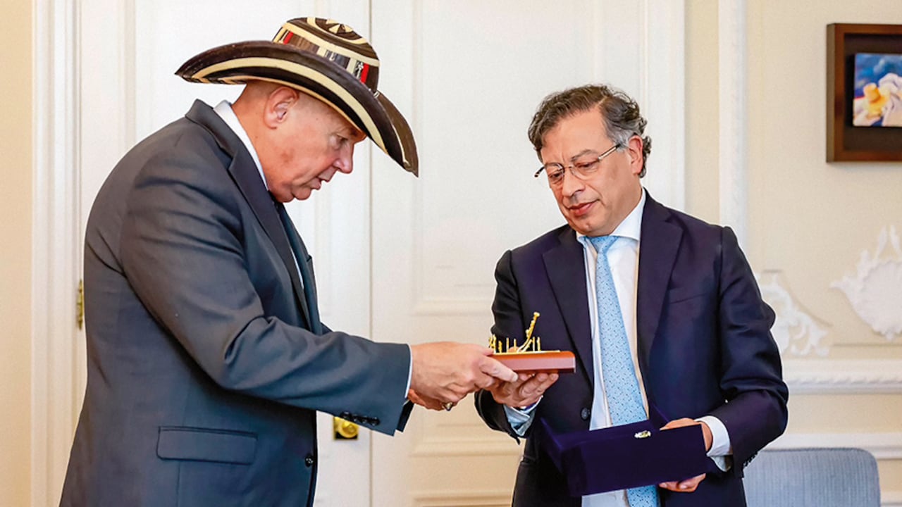 En un encuentro en la Casa de Nariño, el presidente Petro le obsequió la costosa balsa muisca al encargado de negocios de Estados Unidos, John McNamara. En el encuentro, según el mandatario, hablaron de Cien años de soledad y de las Fuerzas Especiales del Ejército.