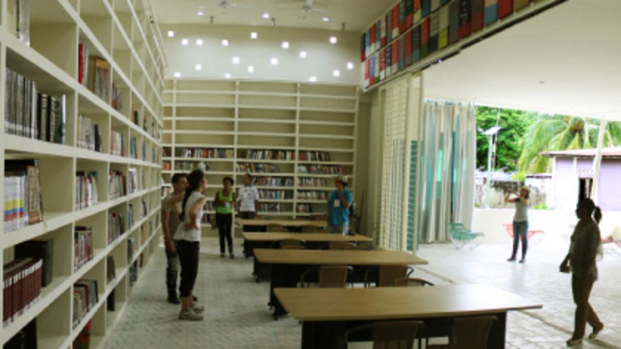 Durante varios meses el arquitecto Simón Hosie vivió con los habitantes del pueblo y entre todos decidieron cómo sería el centro de la Casas del Pueblo. El resultado es un espacio de techos altos y mucha luz natural.