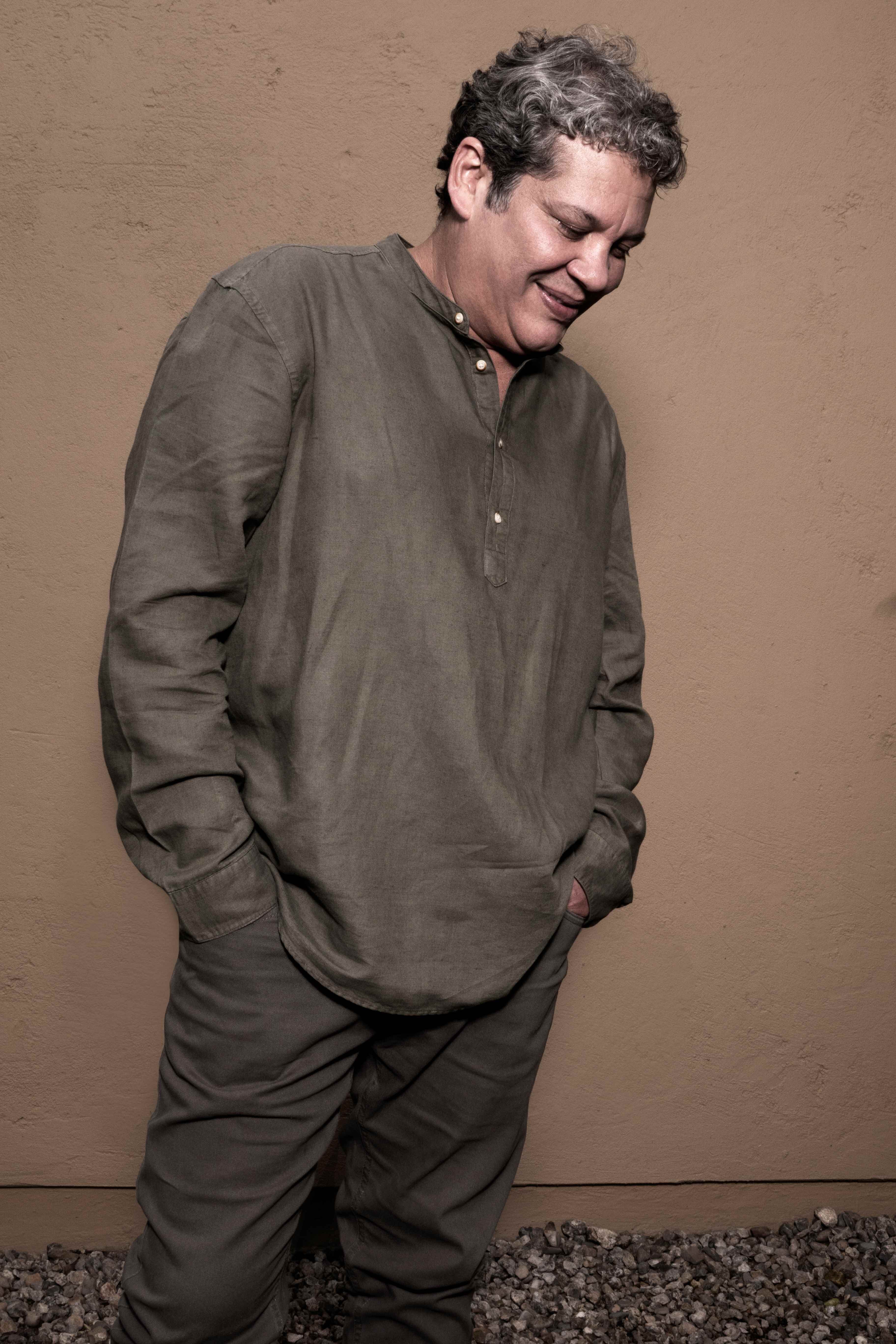 José Darío Martínez, conocido como Chabuco, nació en Valledupar y ha sido una figura clave en la evolución del vallenato contemporáneo.