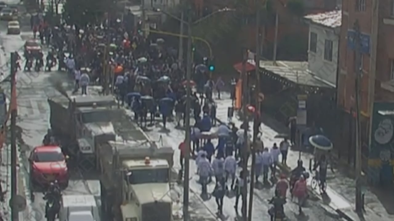 Se registra congestión vehicular en la NQS con Calle 44, sentido Sur - Norte, debido a siniestro vial múltiple.