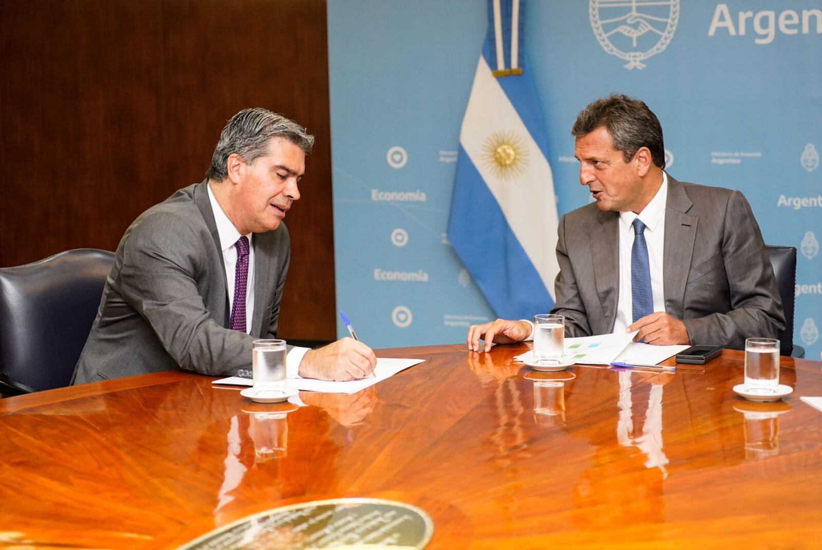 Sergio Massa y Jorge Capitanich, en medio del anuncio del préstamo del BID.