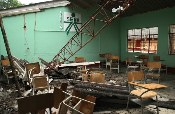 El día que SEMANA visitó Villarrica un techo del colegio se vino abajo y todos los salones están en riesgo de que les ocurra lo mismo. Foto: Pablo Andrés Monsalve