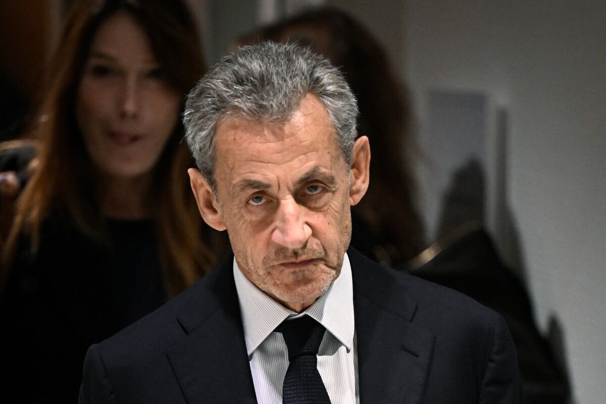 El expresidente francés Nicolas Sarkozy sale del Tribunal de París, acompañado de su esposa, la cantante franco-italiana Carla Bruni, tras conocerse el veredicto en su juicio por financiación ilegal de su campaña presidencial de 2007 desde Libia, el 25 de septiembre de 2025.