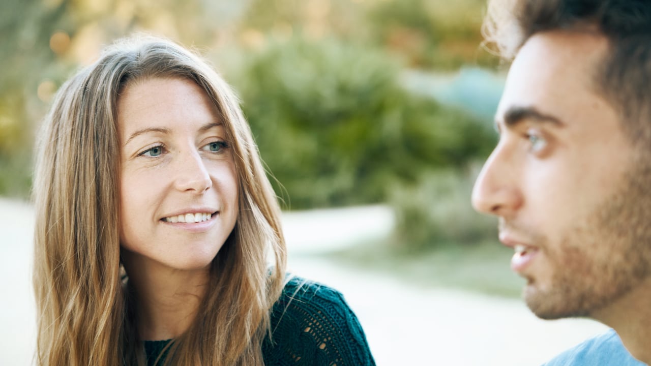 Evitar la mirada al hablar