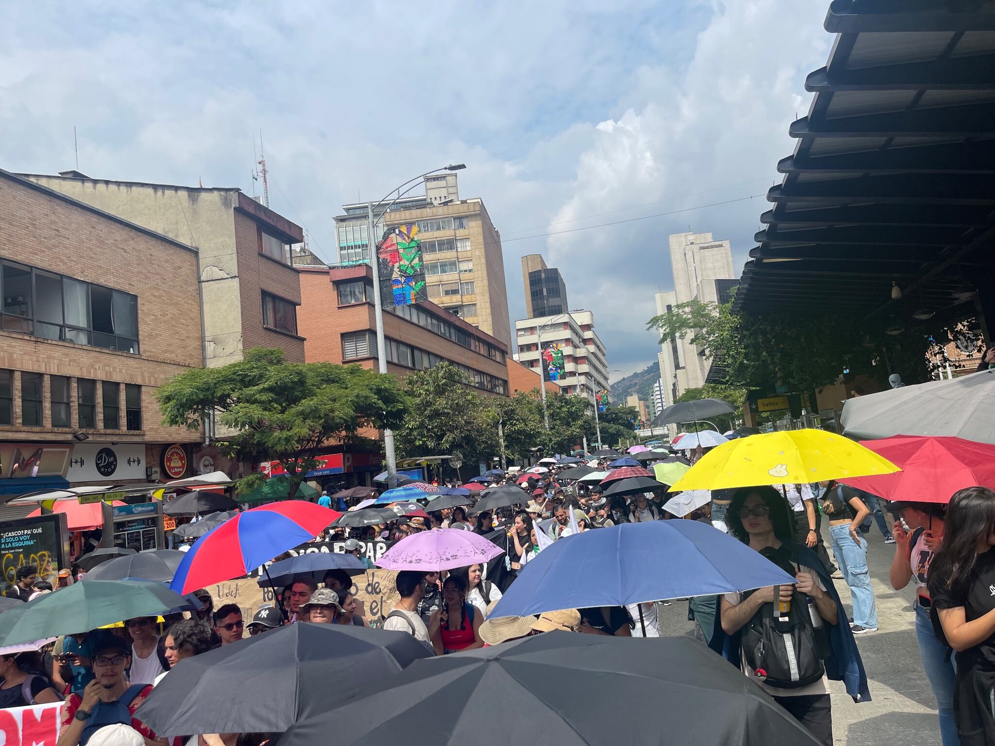Los participantes exigen acciones para prevenir la privatización o posible colapso financiero de la universidad.