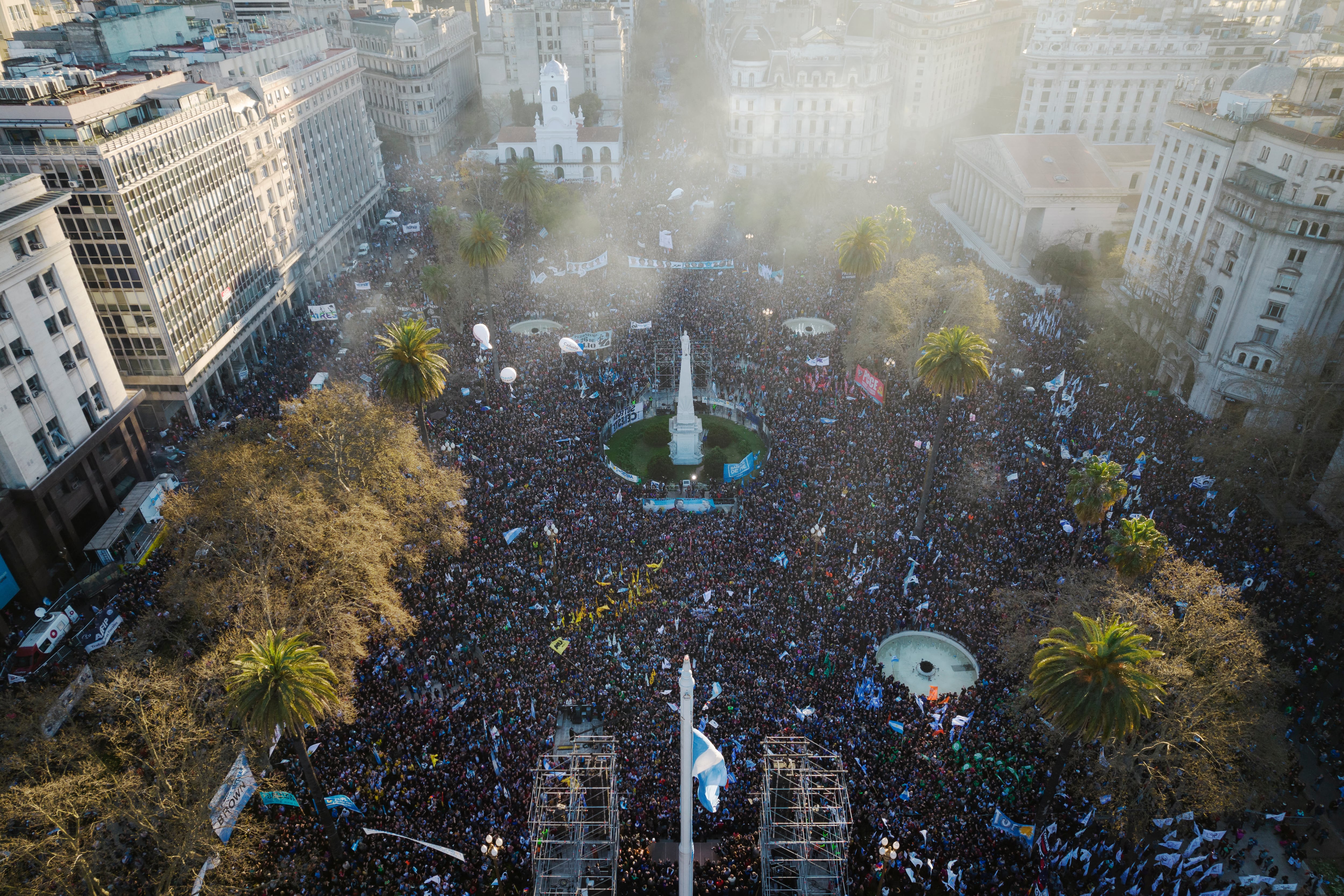 Decenas de miles de personas se manifestaron este viernes en Buenos Aires y las principales ciudades de Argentina