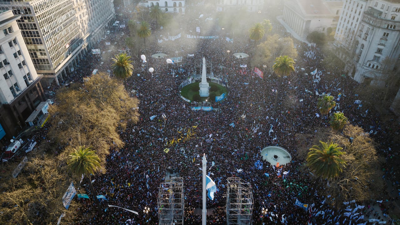 Decenas de miles de personas se manifestaron este viernes en Buenos Aires y las principales ciudades de Argentina