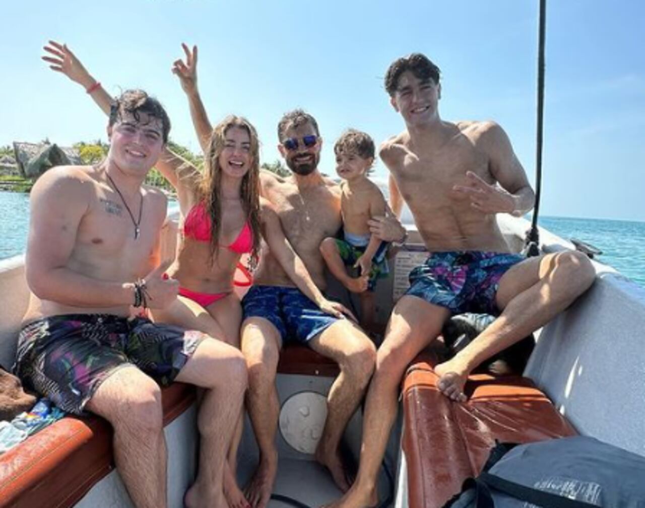 Cristina Hurtado, Jose Narváez y sus tres hijos.