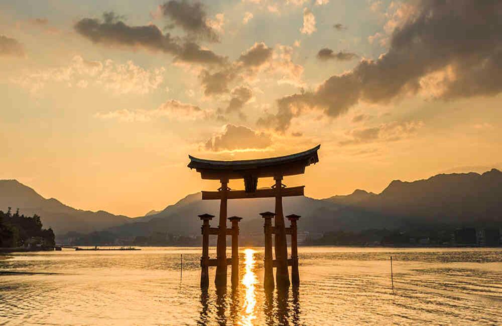 Los torii son arcos tradicionales que marcan el límite entre los espacios terrenales y sagrados. Aquí, el famoso torii flotante del santuario Itsukushima, en Hiroshima. Foto:iStock