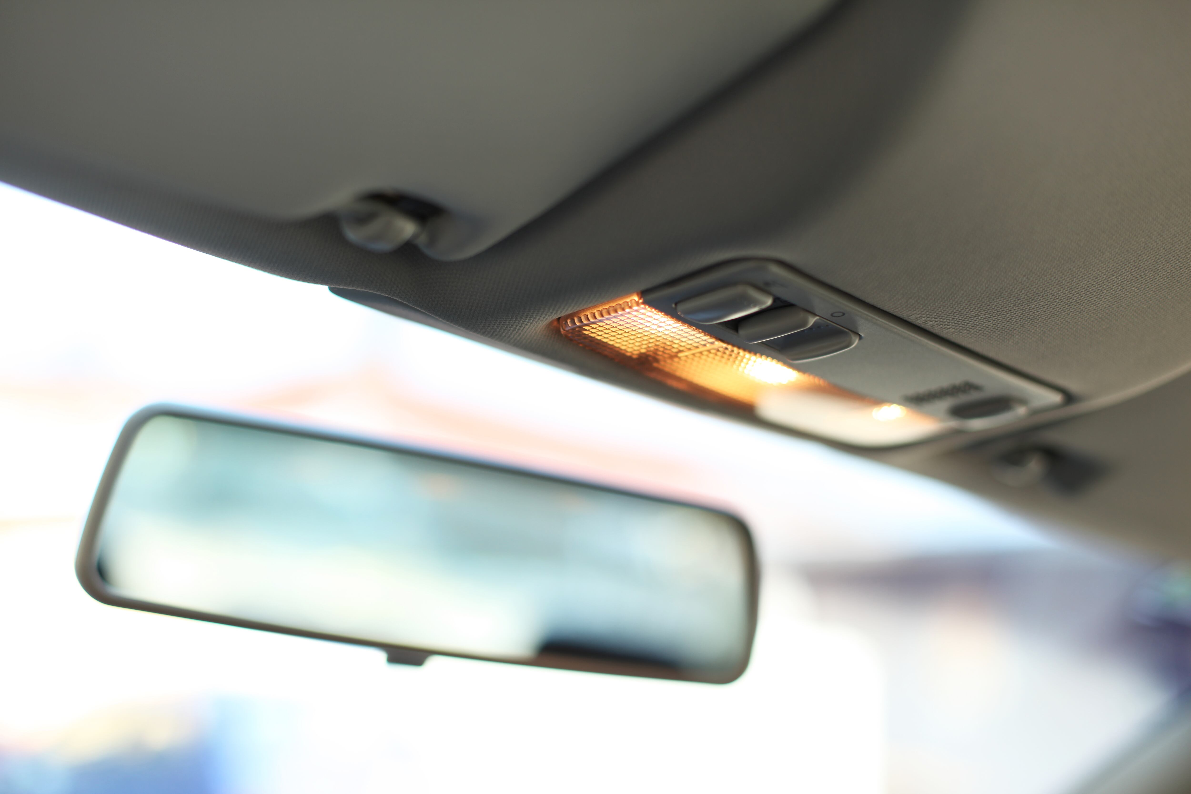 Conducir con la luz de techo encendida puede provocar fatiga visual para el conductor.