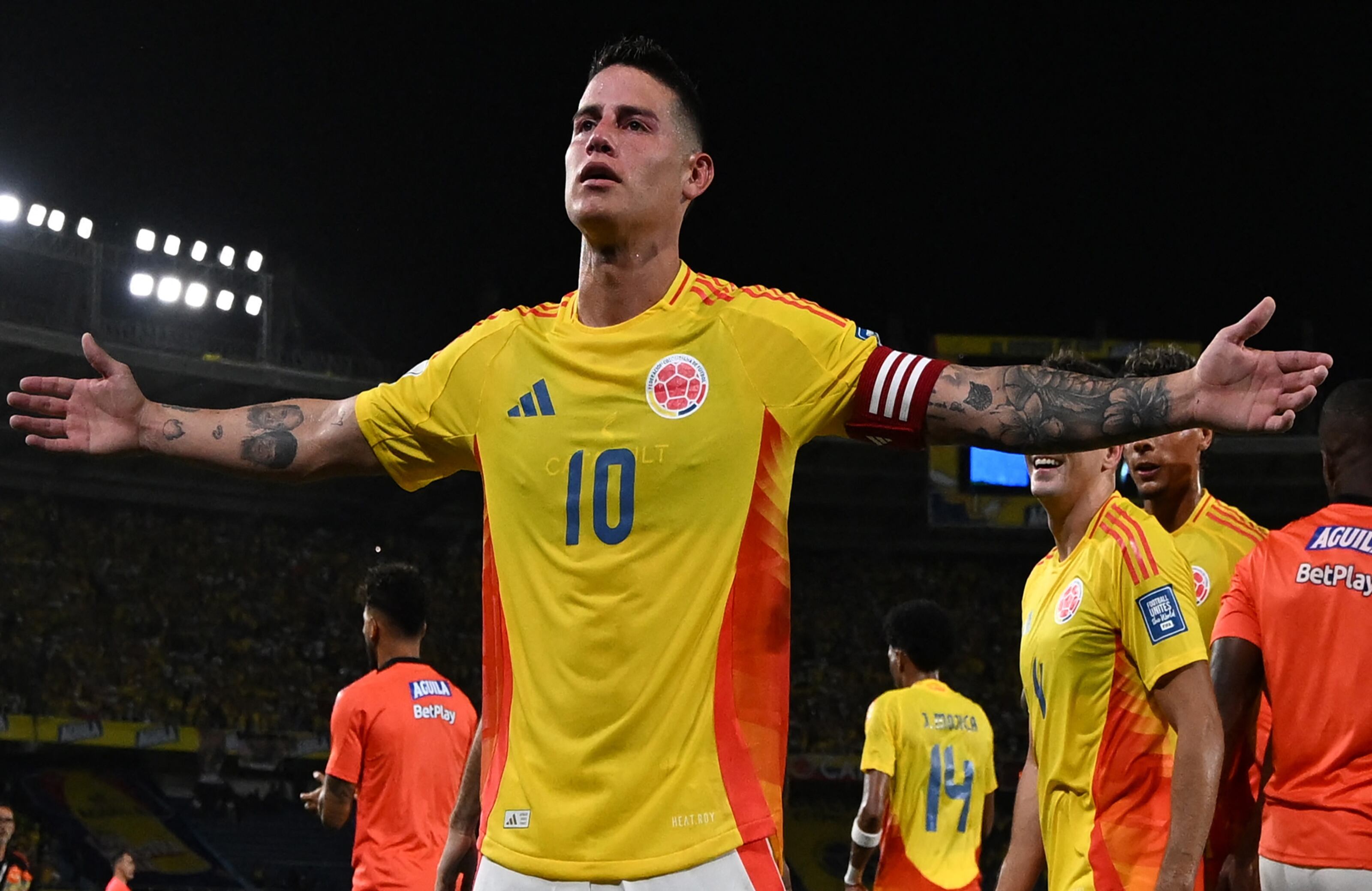El mediocampista colombiano #10, James Rodríguez, celebra el primer gol de su equipo durante el partido de las eliminatorias sudamericanas al Mundial de la FIFA 2026 entre Colombia y Bolivia en el estadio Metropolitano Roberto Meléndez en Barranquilla, Colombia, el 4 de septiembre de 2025. (Foto de Luis ACOSTA / AFP)