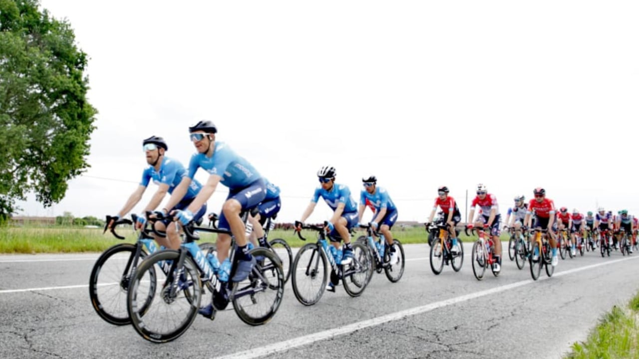 Pelotón en la etapa 2 del Giro de Italia