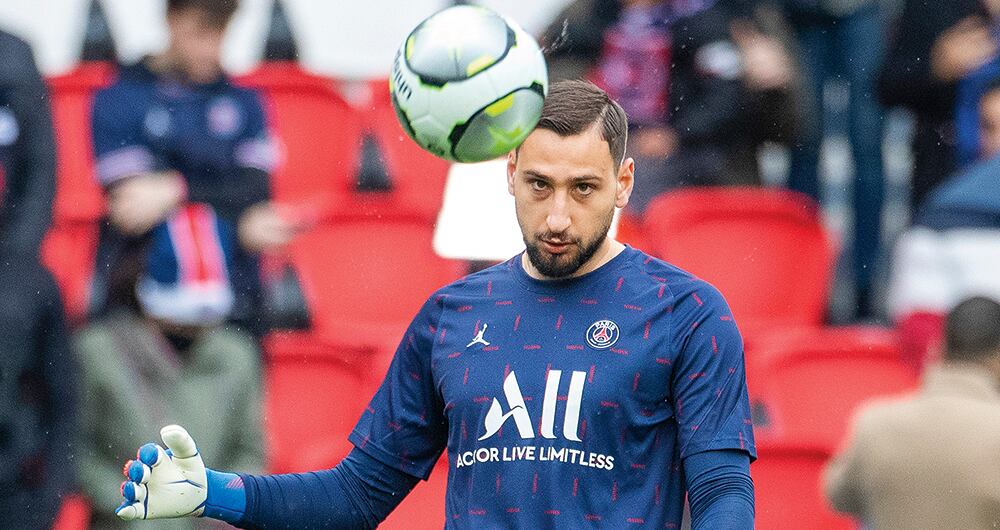 Es internacional absoluto con la selección de fútbol de Italia y hermano menor del también futbolista Antonio Donnarumma. 