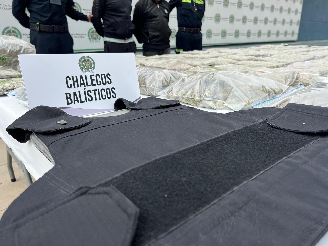 La policía metropolitana logró incautar 60 kilos de marihuana escondidos bajo tierra