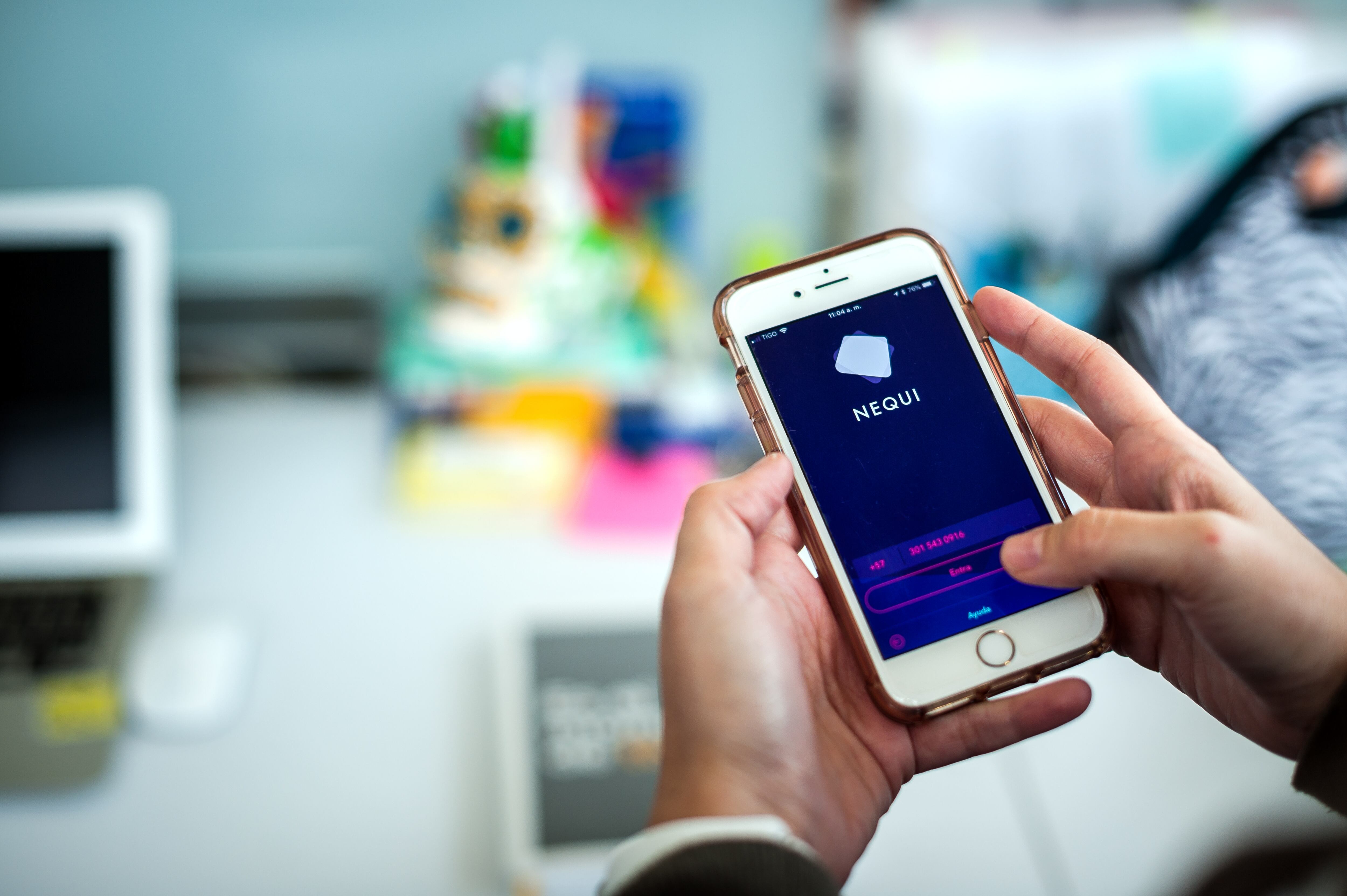 Permite hacer recargas a la cuenta con dinero que puede utilizarse para realizar pagos de servicios, recargas de celulares, transferencias entre usuarios Nequi o a otros bancos y pagos en internet.