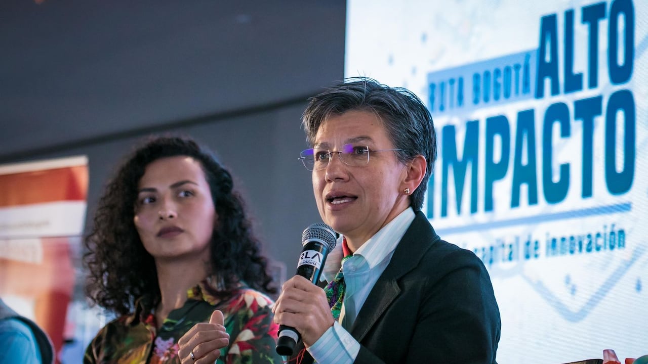 Claudia López tuvo una fuerte caída durante un evento.