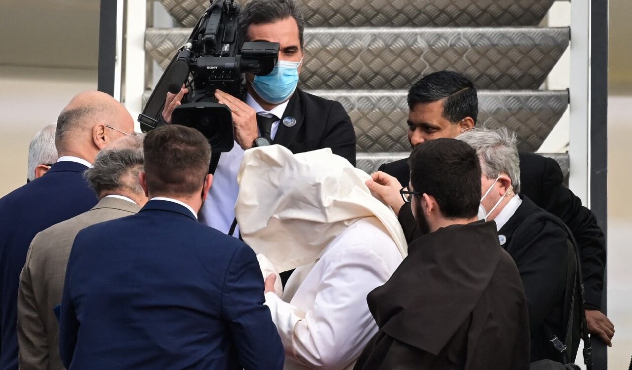 Un fuerte viento puso en aprietos al papa Francisco