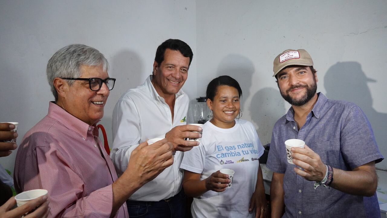 El alcalde, los funcionarios y el presidente de la empresa aliada se reunieron en casa de una beneficiaría