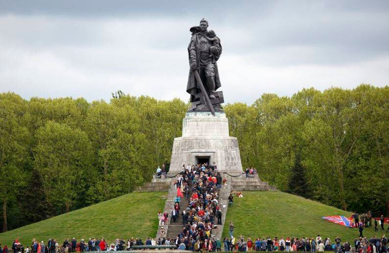 La gente asiste a un evento para conmemorar el 74 aniversario de la victoria sobre la Alemania nazi en el Memorial Soviético en el Parque Treptower de Berlín. FOTO: Carsten Koall / dpa / AFP 