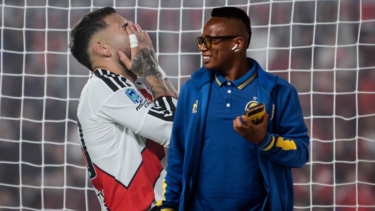 Nicolás Otamendi y Jáminton Campaz. El colombiano forzó un error del experimentado de River Plate.