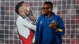Nicolás Otamendi y Jáminton Campaz. El colombiano forzó un error del experimentado de River Plate
