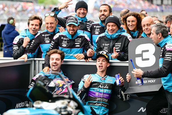 David Alonso haciendo el 'tres' con su equipo tras el podio en Gran Bretaña