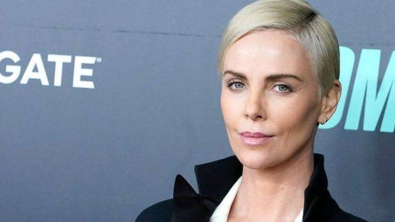 Charlize Theron habló con la emisora estadounidense NPR sobre la violencia que vivió en su familia y sobre el tema del acoso sexual que se trata en su última película.