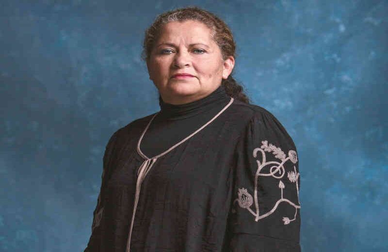 Luz Marina Bernal. Luz Marina Bernal no podía quedarse con los brazos cruzados cuando asesinaron a su hijo, Fair Leonardo Porras, en 2008 y lo hicieron pasar por guerrillero. No solo tenía que aclarar cómo lo habían hecho, sino mostrarles a los colombianos que él no era un delincuente. Desde entonces, ella comenzó su lucha por la verdad y la justicia para que este caso de asesinato, mal llamado falso positivo, no quedara impune.  Alejandro Matos, director de Oxfam, señala que Luz Marina ha demostrado dignidad y grandeza ética pues acudió a muchas instancias judiciales y políticas en busca de la verdad a pesar del riesgo. “Además, no se quedó en el egoísmo, sino que fue solidaria con las otras víctimas del mismo crimen para ponerle voz a otros casos que están en la impunidad”, precisó.  Así Bernal se convirtió en la madre de Soacha más reconocida y en una líder de los familiares víctimas de falsos positivos, que pueden llegar a 4.000 casos. Su labor fue vital para que reconocieran el asesinato de su hijo como un crimen de lesa humanidad y para que la justicia colombiana llevara a cabo 3.430 investigaciones relacionadas con este tipo de asesinatos.  En el fondo, su lucha por la verdad y la justicia busca que la sociedad colombiana no vuelva a sufrir el terror de los falsos positivos y que las víctimas tengan una reparación integral con justicia social. Por eso, como explica Matos, “Luz Marina no lucha por la reparación financiera. Siempre ha dejado claro que la vida de su hijo no tiene precio, a pesar de que su realidad económica no es fácil”.