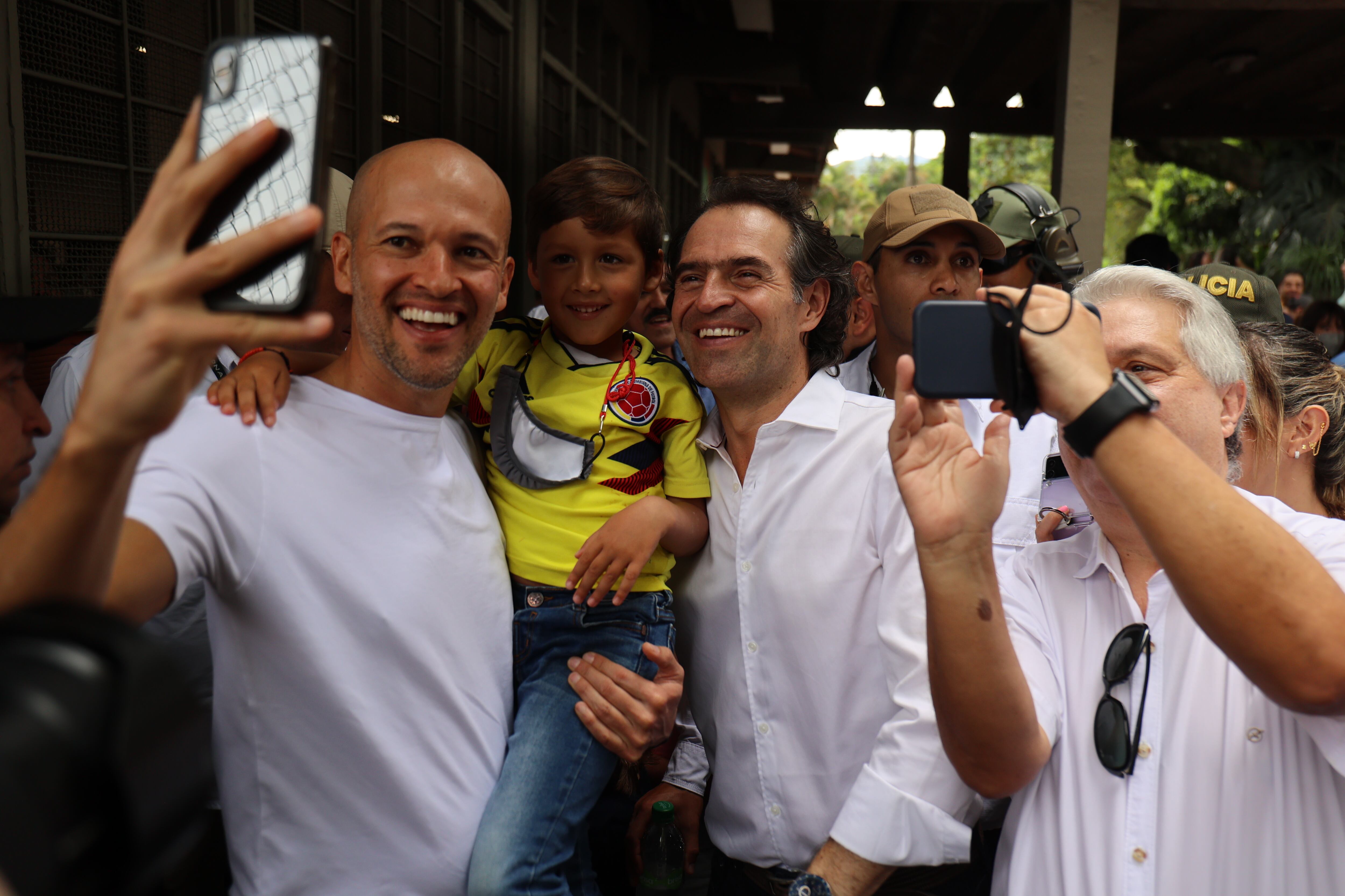 Federico Fico Gutiérrez en medellin llegando a su lugar de votación inem
