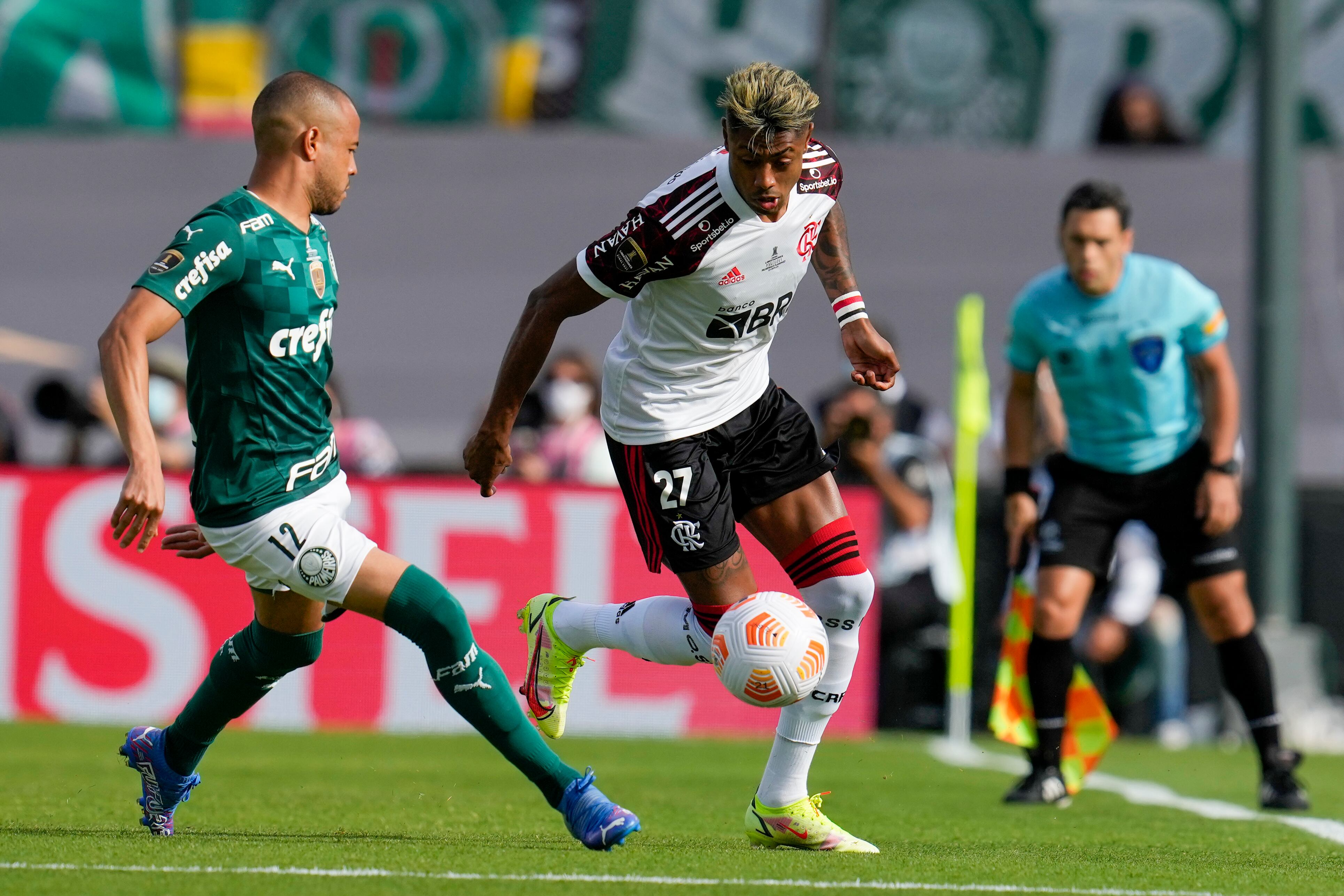Mayke of Brazil's Palmeiras, left, and Bruno Henrique of Brazil's Flamengo battle for the ball during the Copa Libertadores final soccer match in Montevideo, Uruguay, Saturday, Nov. 27, 2021. (AP Photo/Natacha Pisarenko)