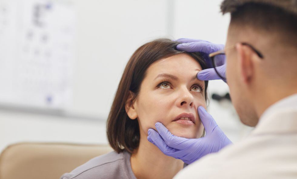 En casos raros, los espasmos del párpado pueden ser un síntoma de una afección médica subyacente, por lo que es importante buscar atención médica si los espasmos persisten o empeoran, especialmente si van acompañados de otros síntomas preocupantes.