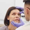 En casos raros, los espasmos del párpado pueden ser un síntoma de una afección médica subyacente, por lo que es importante buscar atención médica si los espasmos persisten o empeoran, especialmente si van acompañados de otros síntomas preocupantes.