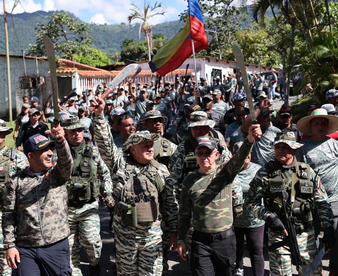 Diosdado Cabello empuña un machete en La Guaira, Venezuela