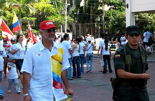 Desafiando una temperatura que rondaba los 35 grados y un sol pleno, miles de barranquilleros salieron a marchar contra el secuestro Barranquilla (Atlántico)