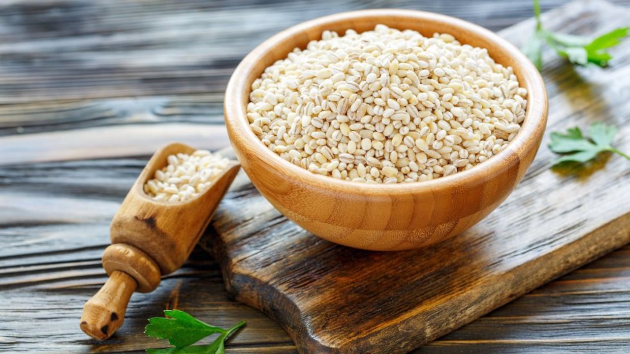 La cebada es un grano integral, rico en fibra, vitaminas B, magnesio, selenio y antioxidantes.