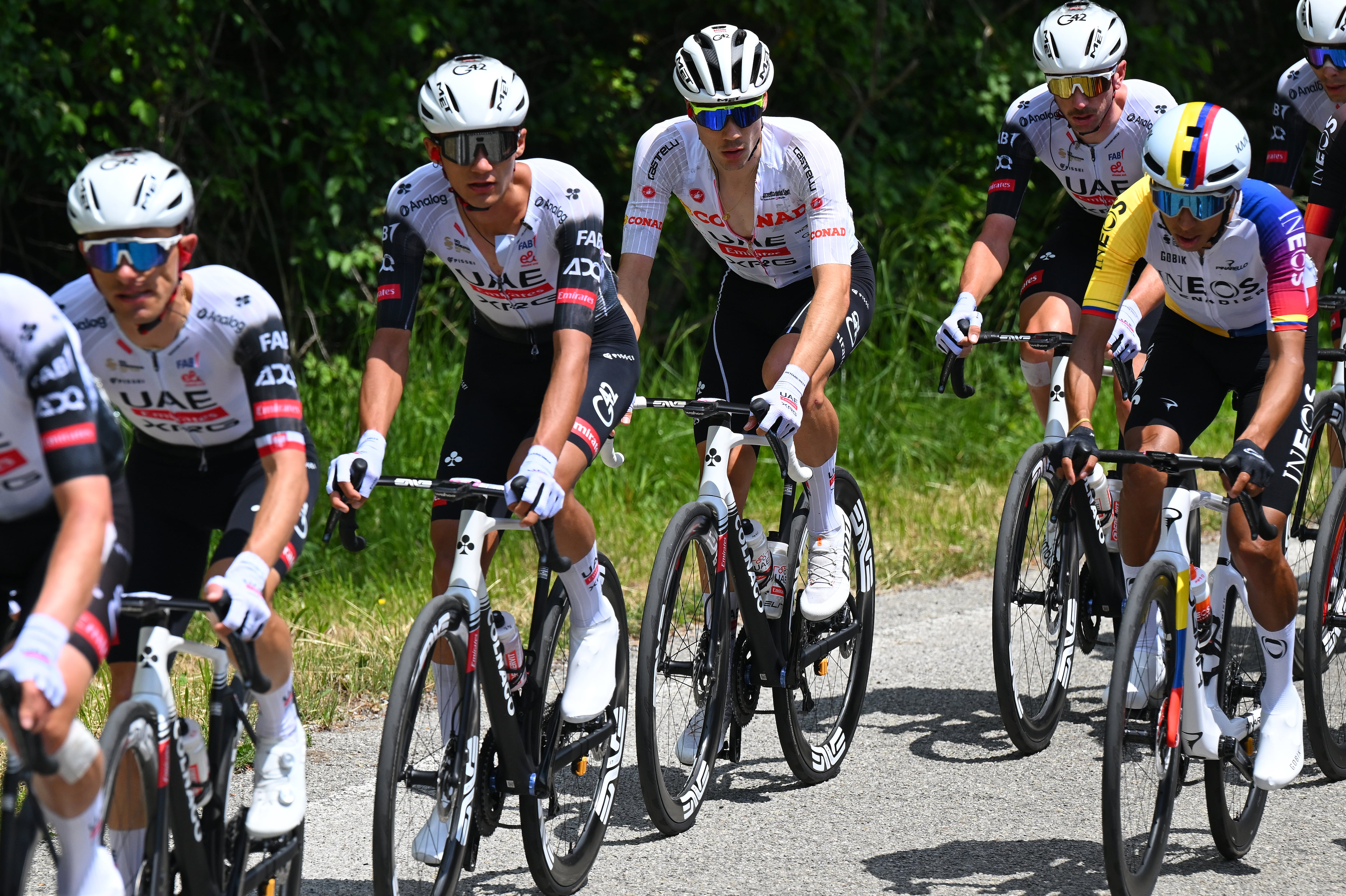 UAE Emirates cerca del Egan Bernal en el Giro de Italia 2025