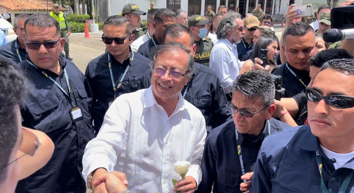 Gustavo Petro saluda en el puente Simón Bolívar.
