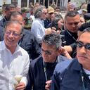 Gustavo Petro saluda en el puente Simón Bolívar.