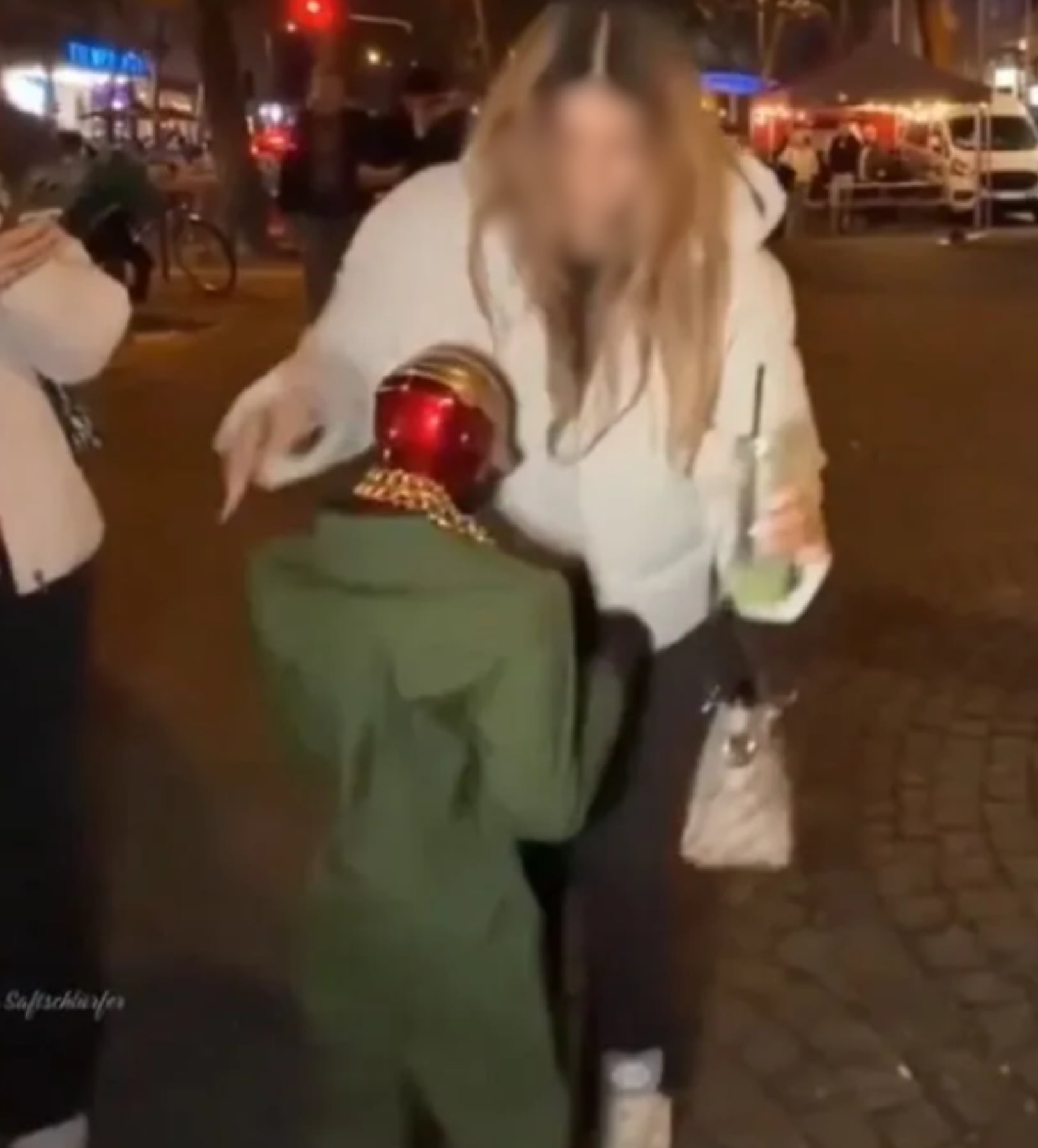 El propietario del robot, de 16 años, y otro joven de 19 habrían registrado la escena y difundido las imágenes.