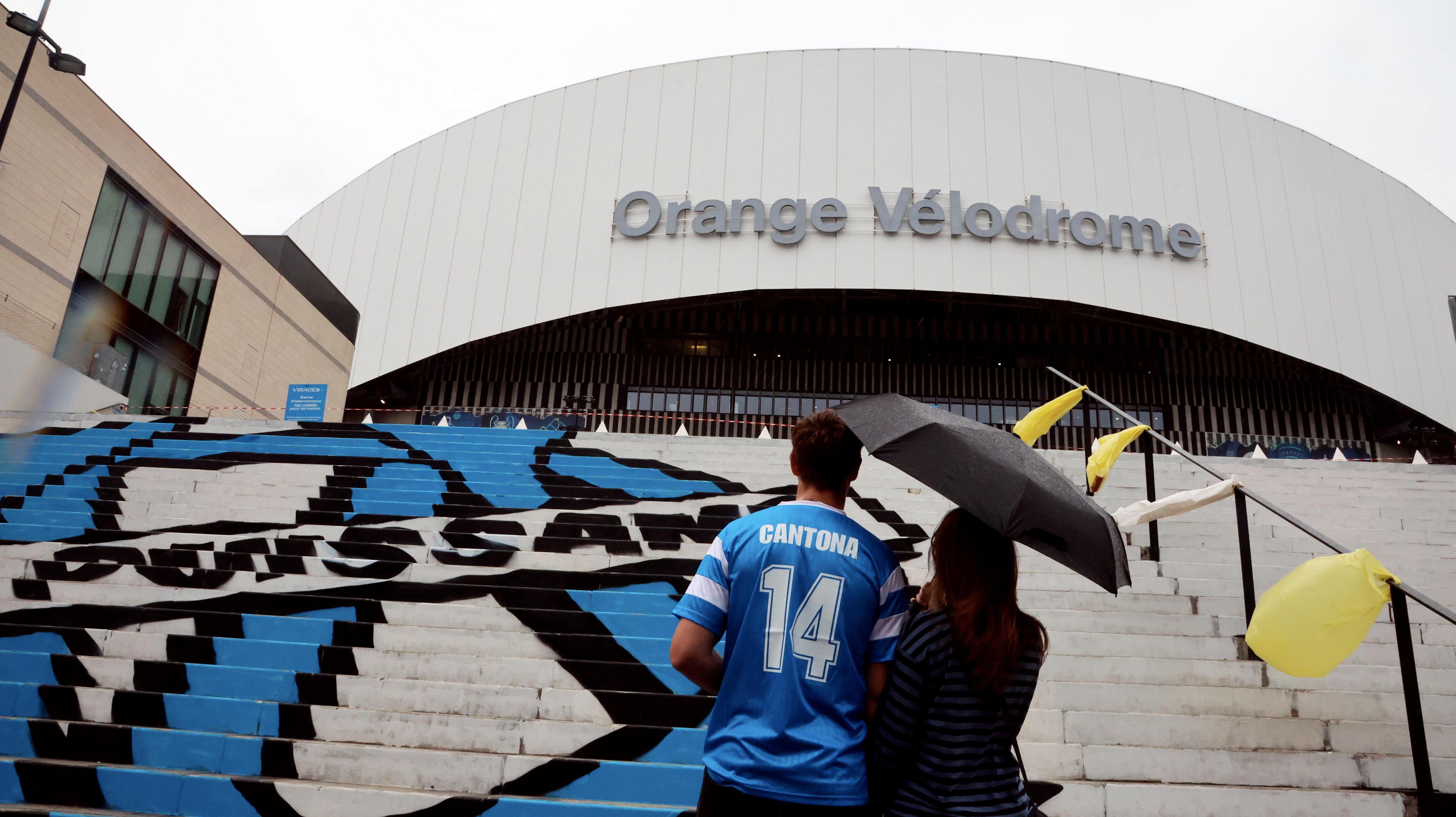 MARSEILLE, FRANCE - SEPTEMBER 21: Olympique Marseille fans look on following the postponement of the Ligue 1 McDonald's match between Olympique de Marseille and Paris Saint-Germain due to bad weather, at Stade Velodrome on September 21, 2025 in Marseille, France. (Photo by Xavier Laine/Getty Images)