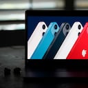 Apple rechazó la nueva iniciativa de la UE de imponer un puerto universal de carga para todos los dispositivos en su territorio. (AP Photo/Jae C. Hong)