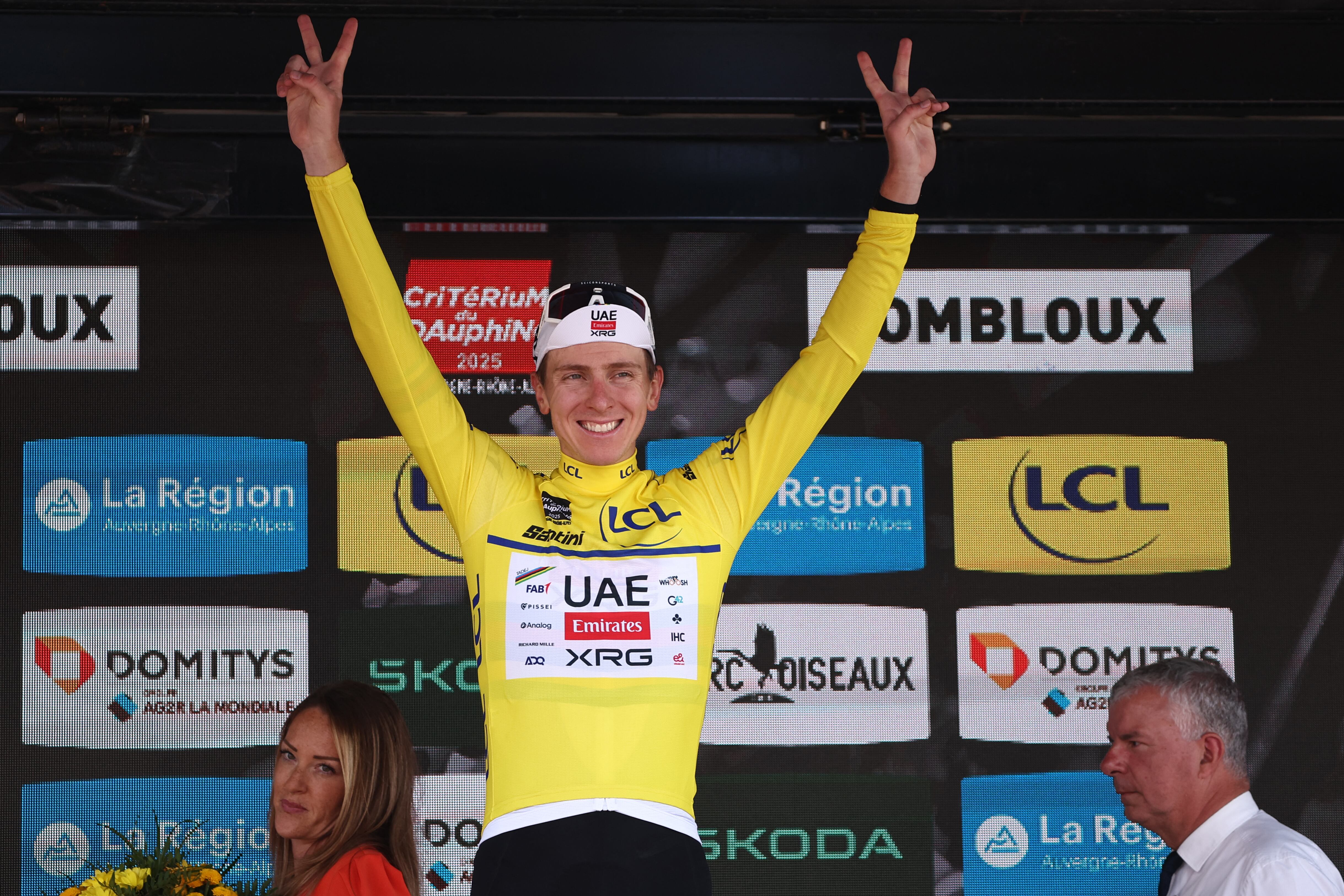 El ciclista esloveno Tadej Pogacar del UAE Team Emirates XRG, que luce el maillot amarillo de líder de la general, celebra en el podio de la sexta etapa de la 77ª edición de la carrera ciclista Criterium du Dauphiné.