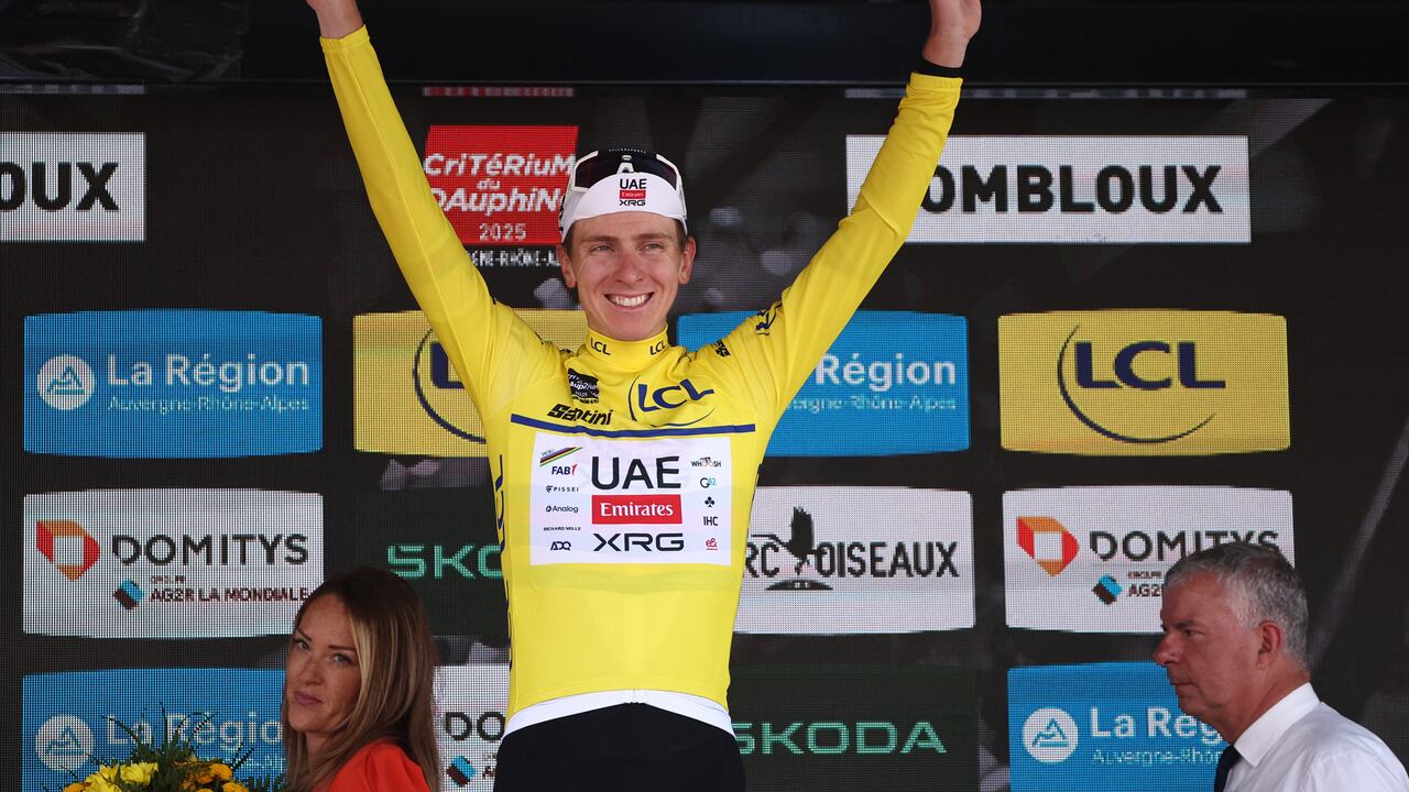 El ciclista esloveno Tadej Pogacar del UAE Team Emirates XRG, que luce el maillot amarillo de líder de la general, celebra en el podio de la sexta etapa de la 77ª edición de la carrera ciclista Criterium du Dauphiné.