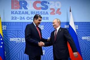 El presidente de Rusia, Vladimir Putin, a la derecha, se reúne con el presidente de Venezuela, Nicolás Maduro, al margen de la cumbre de los BRICS en Kazán, Rusia, el miércoles 23 de octubre de 2024. (Alexander Nemenov, Pool Photo vía AP)